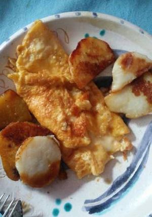 Una foto de Omelette de queso con papas y boneatos al horno