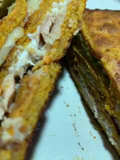 Una foto de Sándwich con base de zanahoria relleno al estilo crepe