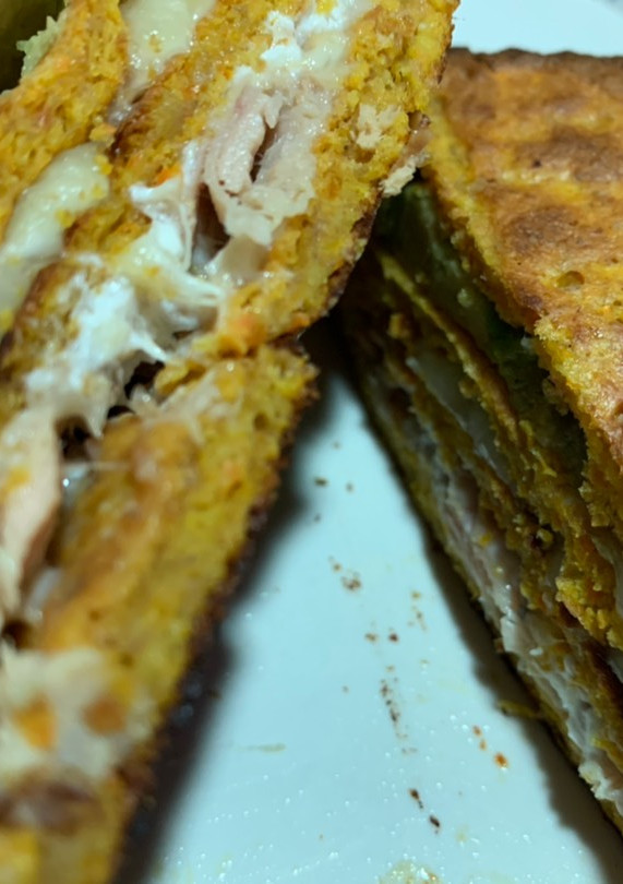 Una foto de Sándwich con base de zanahoria relleno al estilo crepe