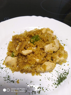 Una foto de Cuscús con pollo y salsa de soja