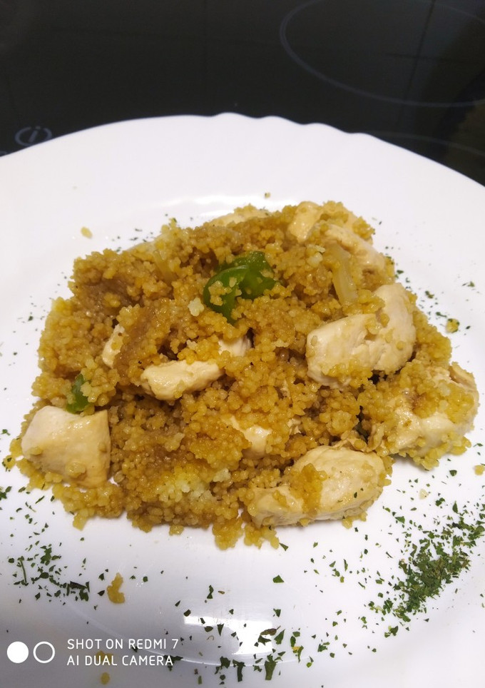 Una foto de Cuscús con pollo y salsa de soja