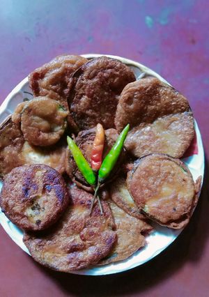 বেগুন ভাজা বা বেগুনী (beguni recipe in bengali) রেসিপির প্রধান ছবি