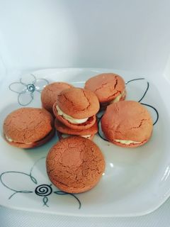 Una foto de Macarons Red Velvet