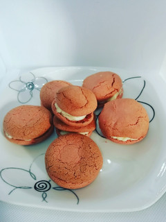 Una foto de Macarons Red Velvet