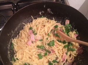 Una foto de Linguini carbonara
