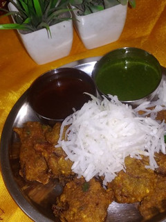 हरी मूंग दाल के प्याज़ के पकौड़े (Hari moong dal ke pyaz ke pakode recipe in Hindi) रेसिपी मुख्य फोटो