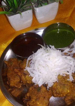 हरी मूंग दाल के प्याज़ के पकौड़े (Hari moong dal ke pyaz ke pakode recipe in Hindi) रेसिपी मुख्य फोटो