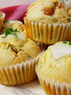 Una foto de Magdalenas de cúrcuma con chorizo y cebollino