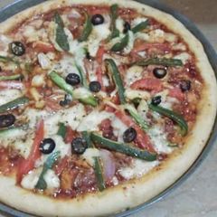 A picture of Pizza 🍕 in tikka flavor.