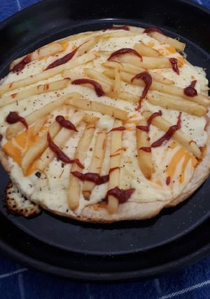 Una foto de Pizza con papas fritas