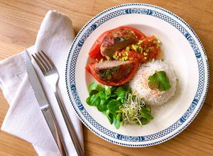 Hình của món Cà Chua Nhồi Thịt Nướng & Cơm Nóng.