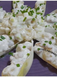 Una foto de Endivias con uvas y nueces