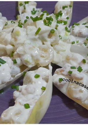 Una foto de Endivias con uvas y nueces