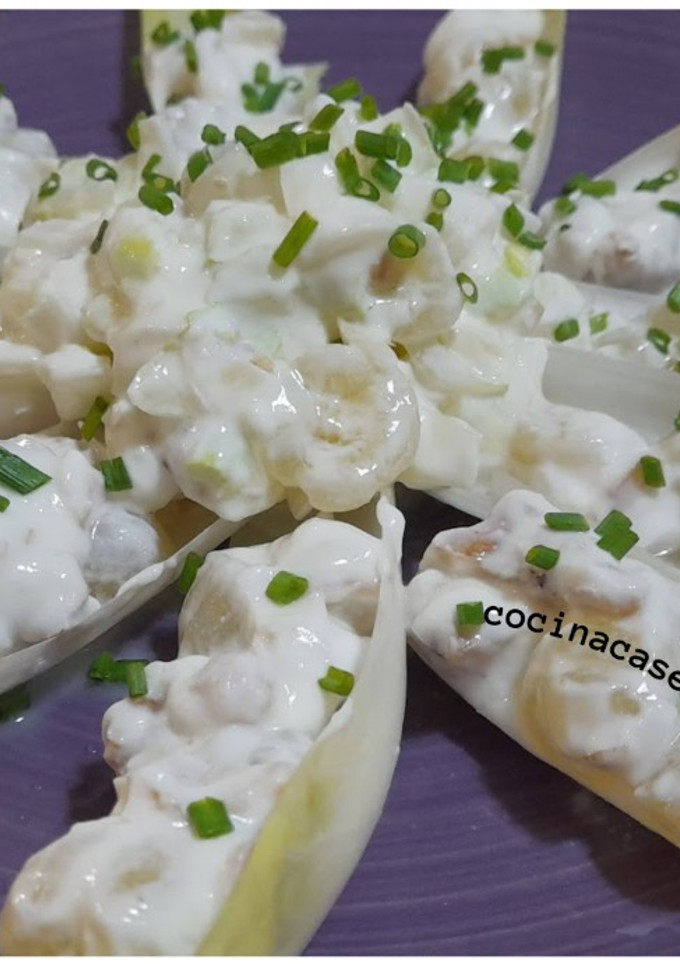 Una foto de Endivias con uvas y nueces