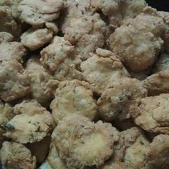 A picture of Methi mathri.