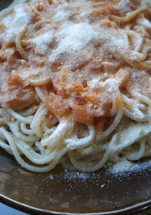 Una foto de Tallarines con salsa