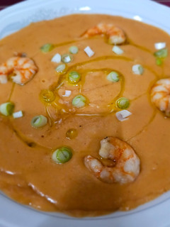 Una foto de Crema de puerro, patata y gambas