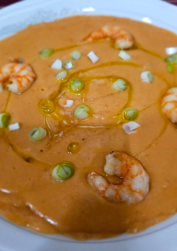 Una foto de Crema de puerro, patata y gambas