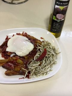 Una foto de Huevos "poché" con jamón y gulas