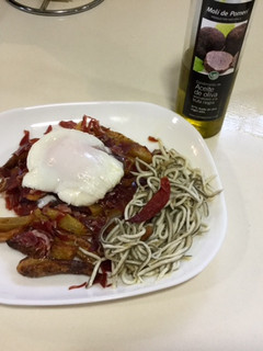 Una foto de Huevos "poché" con jamón y gulas