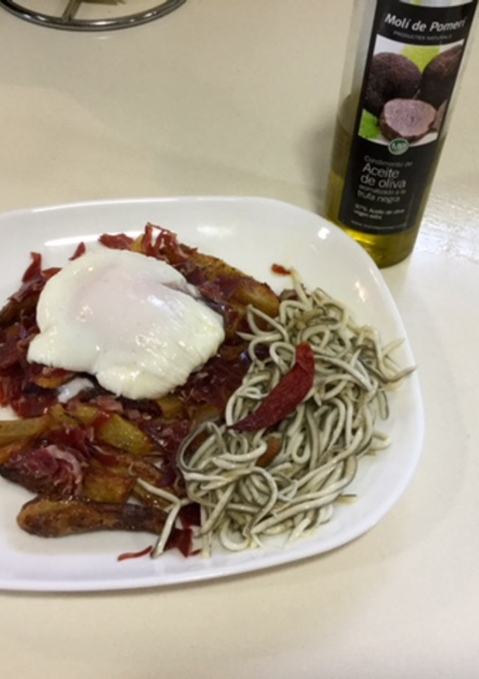 Una foto de Huevos "poché" con jamón y gulas