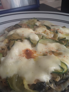 Una foto de Acelgas, calabacín verde y cebollas salteadas con queso!!! 🥒🌰🧀🥗🥙🥘