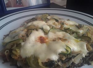 Una foto de Acelgas, calabacín verde y cebollas salteadas con queso!!!  🥒🌰🧀🥗🥙🥘