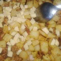 Une photo de بطاطا مع دجاج وفرماج اممم تهبل