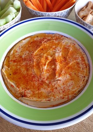 Una foto de Hummus de garbanzo y avellanas