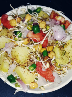स्प्रेउट्स नास्ता (सलाद)(sprout nasta salad recipe in hindi) रेसिपी मुख्य फोटो