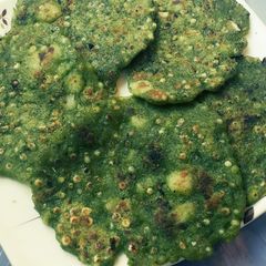 A picture of Palak sabudana thalipeeth.