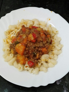 Una foto de Pasta con carne picada y verdura