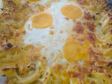 Papas con queso y huevo al horno