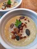 Vellutata di topinambur e latte di cocco, crumble alle acciughe