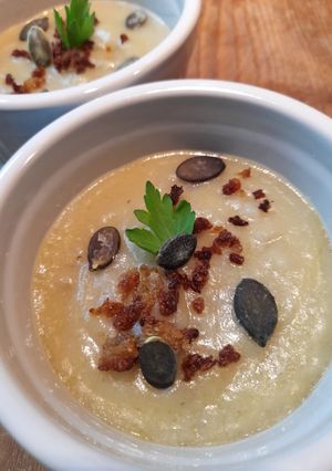 Foto di Vellutata di topinambur e latte di cocco, crumble alle acciughe