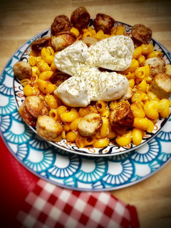 Una foto de Pasta corta con tomate confitado, salchicha y burrata