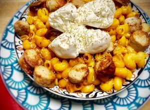 Foto principal de Pasta corta con tomate confitado, salchicha y burrata