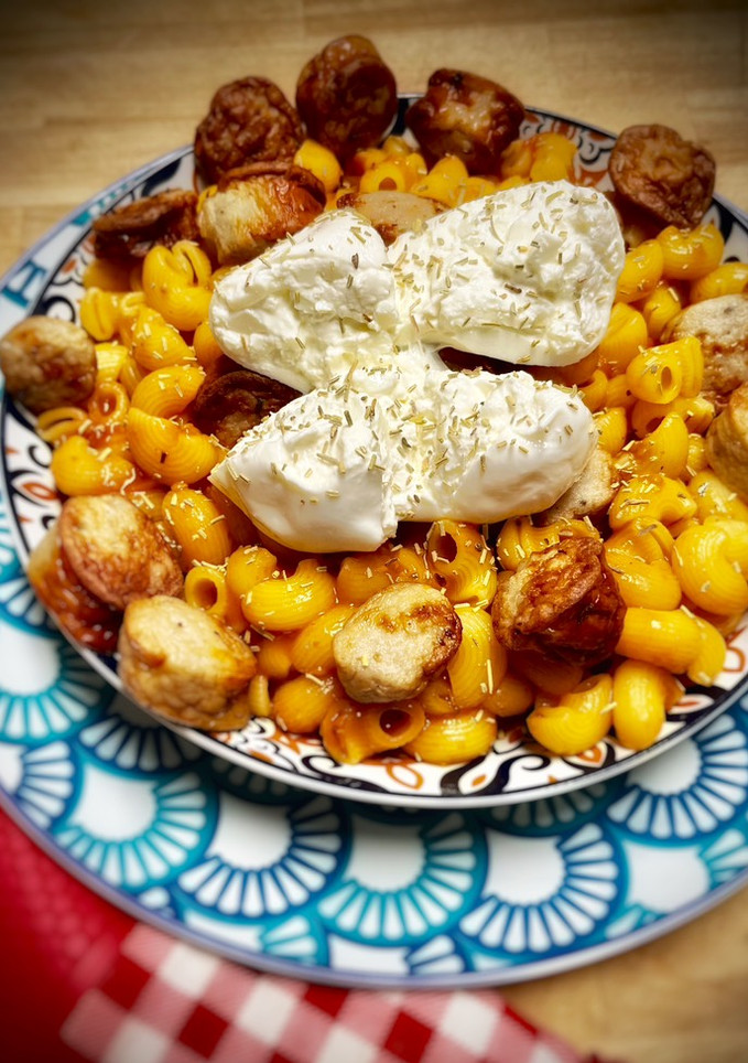 Una foto de Pasta corta con tomate confitado, salchicha y burrata