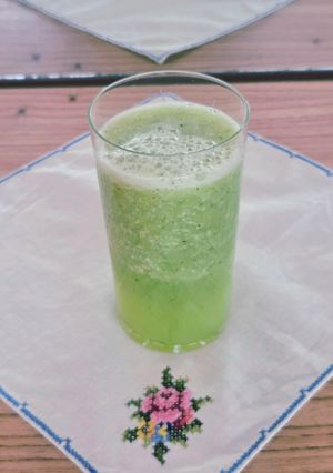 Una foto de Jugo o licuado de pepino, jengibre fresco, limón, menta y toque de sal marina 🌊 🌱 🍋 🫚🥒