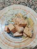 Salmón rosado con salsa ácida