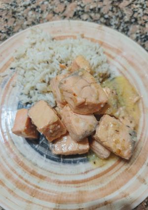 Una foto de Salmón rosado con salsa ácida