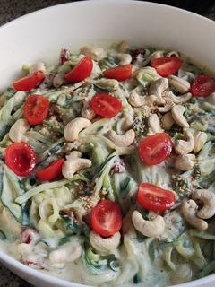 Una foto de Espaguetis de calabacín con salsa de aguacate y ricotta