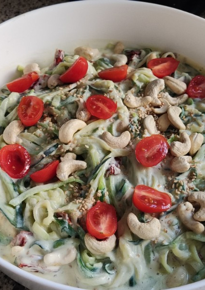 Una foto de Espaguetis de calabacín con salsa de aguacate y ricotta