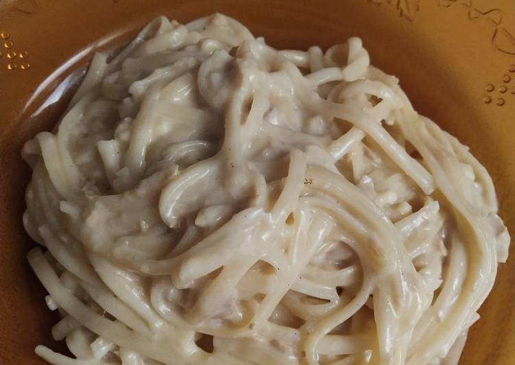 Bagaimana Menyiapkan Fettuccini tuna carbonara yang Menggugah Selera