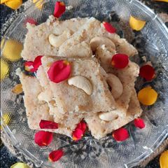 A picture of Coconut mawa burfi.