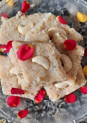 A picture of Coconut mawa burfi.