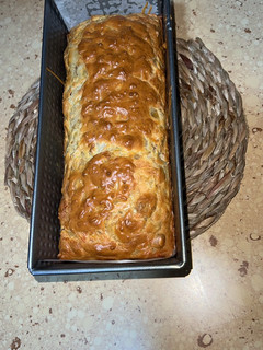 Una foto de Cake de queso cabra con cebolla caramelizada y nueces
