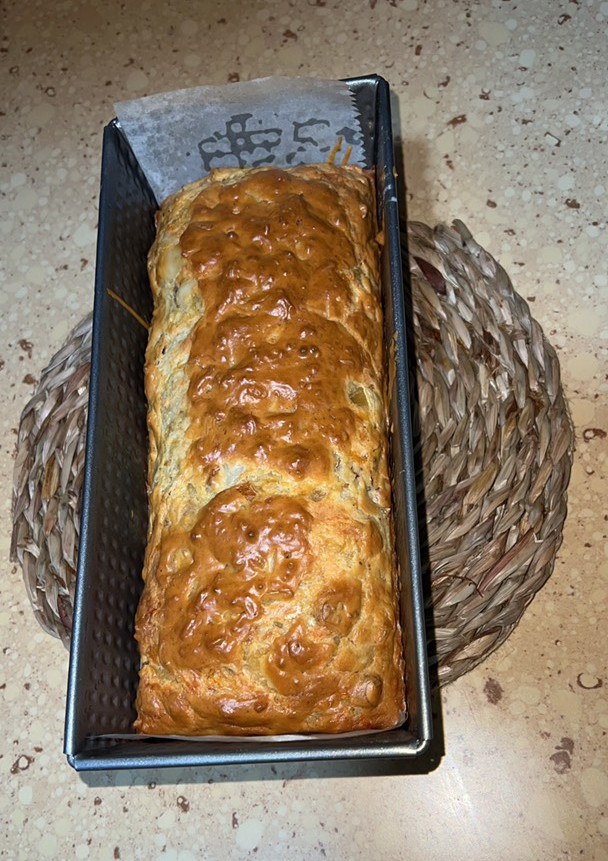 Una foto de Cake de queso cabra con cebolla caramelizada y nueces