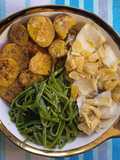 Bacalhau assado com rodelas de batata doce assada e feijão verde salteado