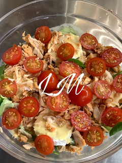 Una foto de Ensalada de pollo, queso de cabra, tomates cherry con salsa césar
